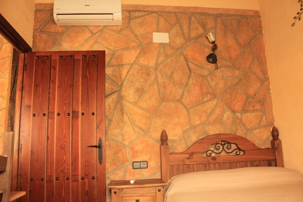 La Cueva Del Lince Guest House Zarza De Granadilla Ruang foto
