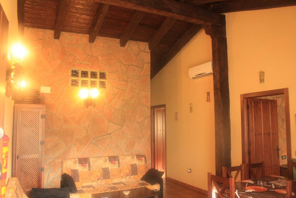 La Cueva Del Lince Guest House Zarza De Granadilla Ruang foto